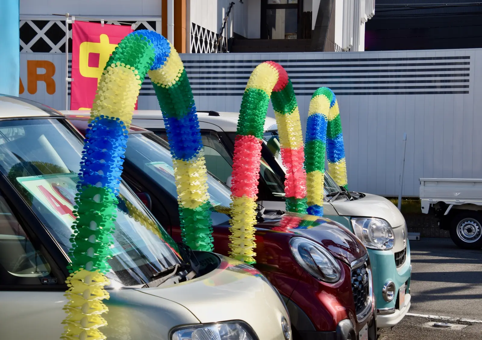 展示車にかけたカラフルなアーチの飾り